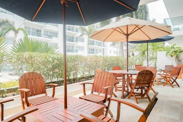 Deluxe 2BR w/ Terrace & A/C in Morros