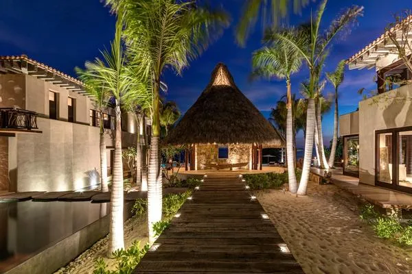 Exclusive 10BR w/ Infinity Pool & Ocean Views