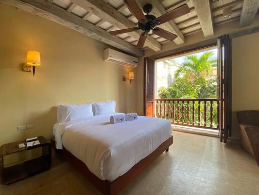 Engaging 4BR Colonial Villa w/ AC in Cartagena