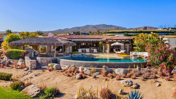 Serene 6BR Villa w/ Fantastic Terrace & Pool