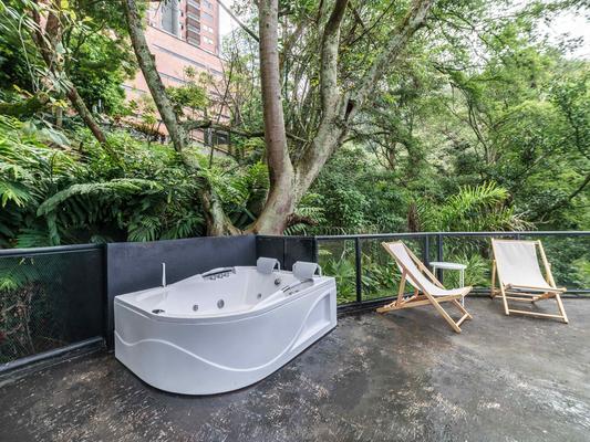 Lovely 2BR w/Great View & Jacuzzi in Poblado
