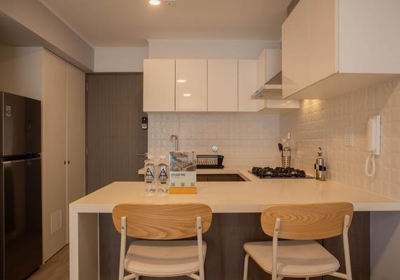 Sunlit 1BR w/ Private Balcony in Miraflores